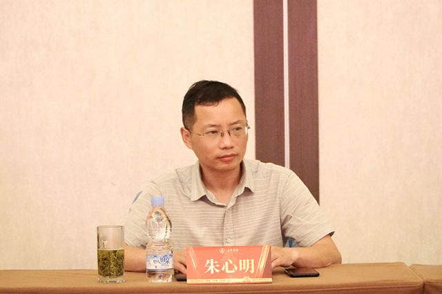 6四川酒类流通协会秘书长朱心明参加发布会.jpg