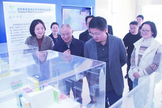 2南溪区委书记、南溪经开区党工委书记刘刚率队到国药集团宜宾制药公司走访调研.jpg