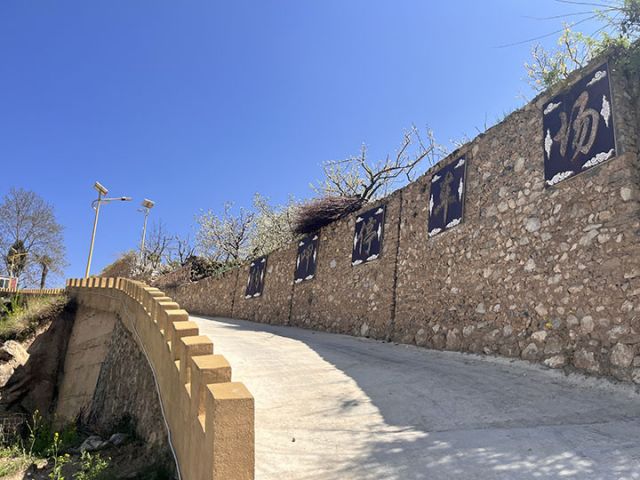 5 修建不久的水泥公路通向萝卜寨.jpg