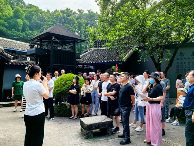 3走进渣滓洞接受沉浸式教育.jpg
