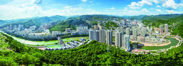 青山环抱的南江县城.jpg