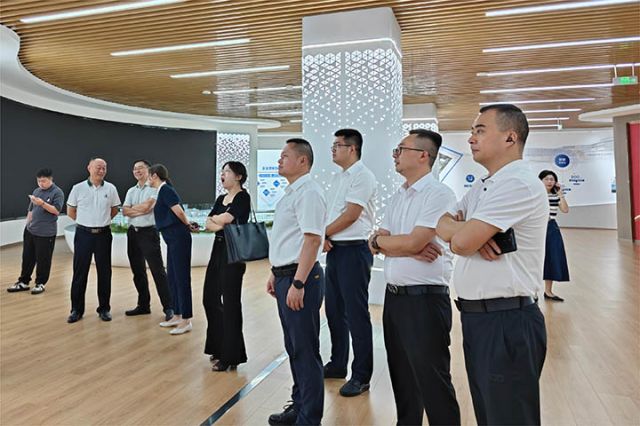 15　调研组在“一县一业”富民产业集聚项目.jpg