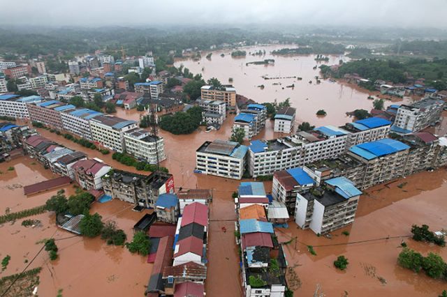 1)7月13日,内江市东兴区遭遇特大暴雨,多个乡镇出现内涝.jpg