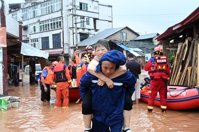 37月14日，东兴区田家镇，救援人员正在转移被困群众.jpg