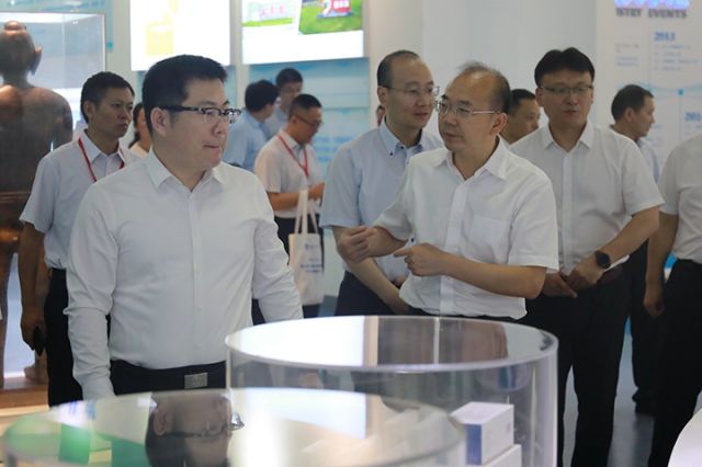 12嘉宾参观创新药物孵化中心.JPG