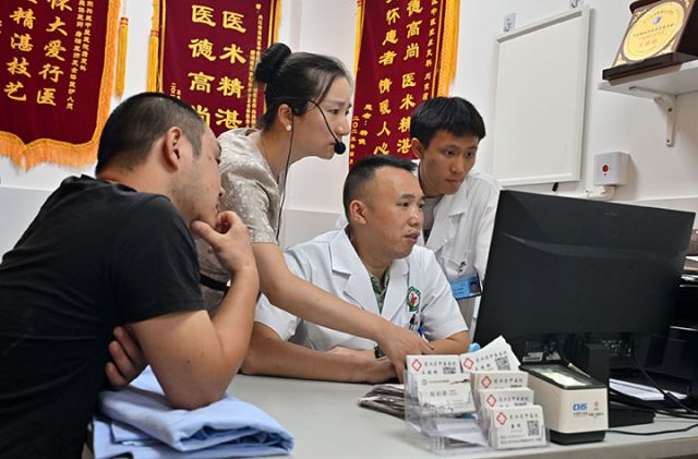 图2 医护人员与当地群众现场交流中医适宜技术的推广应用.JPG