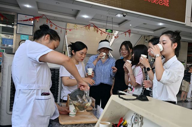 图4 当地群众现场品尝中医药茶.JPG