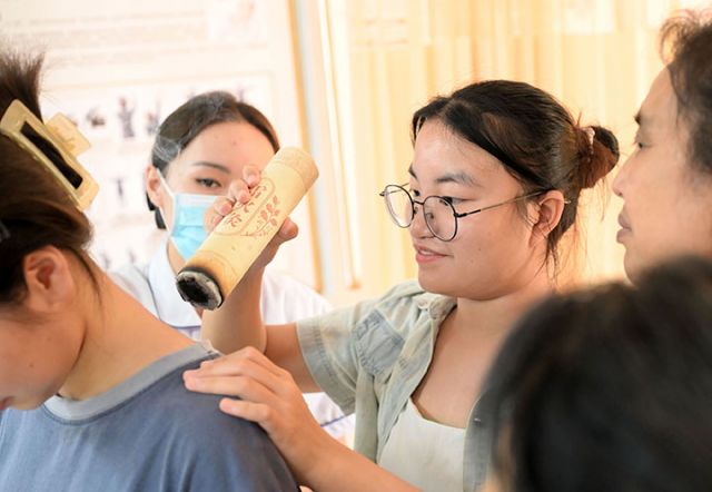 图5 当地群众在医护人员指导下学习艾灸的使用方法.JPG