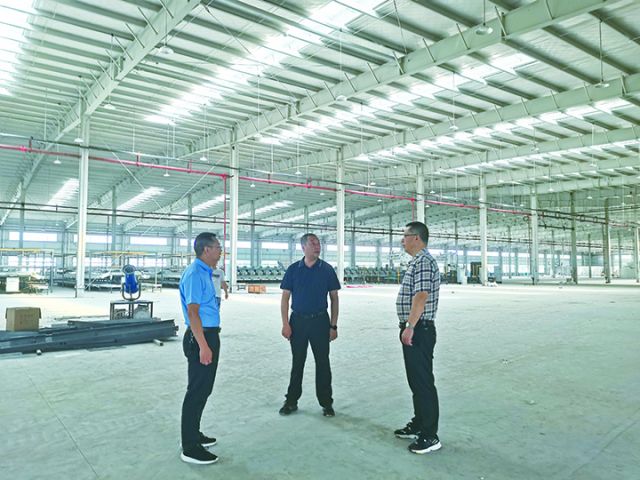 仁寿县发展和改革局局长王锡权（中）督查德康通内斯项目建设进度.jpg
