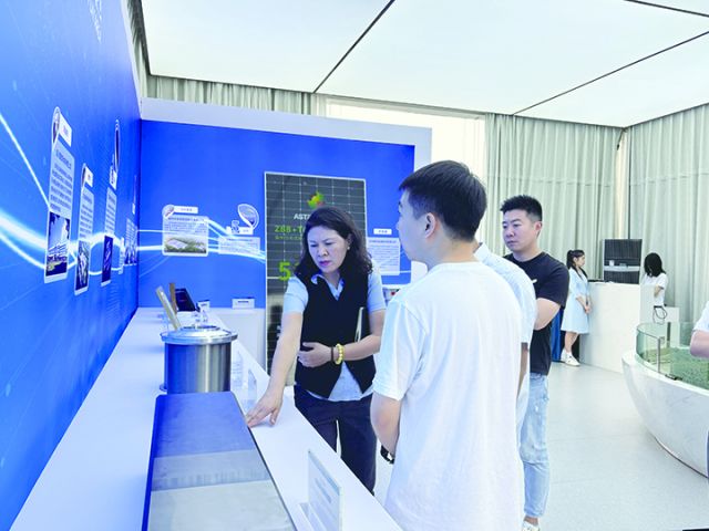 宜宾农商行工作人员到宜宾高新技术产业园区实地调研.jpg