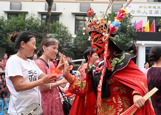 1727668247444395.jpg 图1 9月29日,四川省内江市东兴区新江街道东风社区,演职人员与观众互动。.JPG