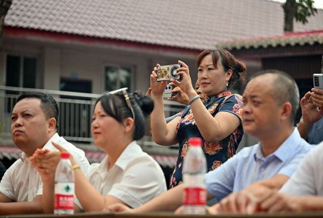1727668260424534.jpg 图4 观众用手机记录每一个精彩瞬间.JPG