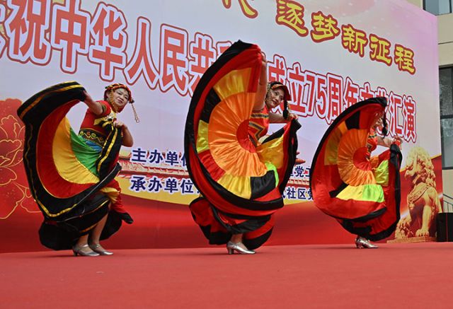 1727668265963600.jpg 图5 当地群众载歌载舞喜迎国庆节.JPG