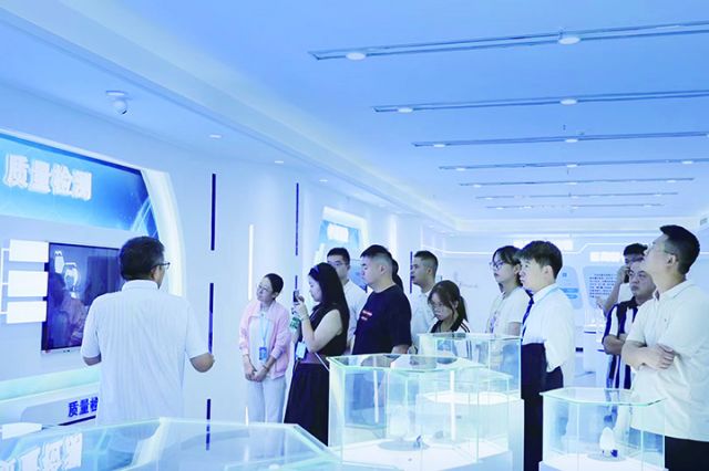 医药企业代表考察岳池医药健康产业发展情况  周淼葭 摄.jpg