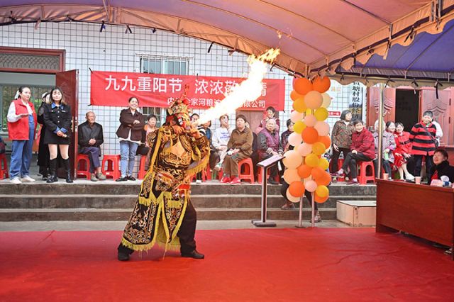 图1  10月11日，四川省内江市东兴区永福镇鲤鱼塘村，上百名当地老人观看川剧表演集体过节。.JPG