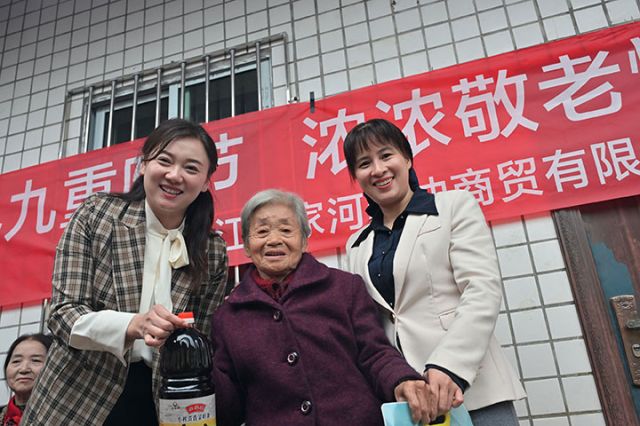 图2  当地老人喜收爱心礼物.JPG