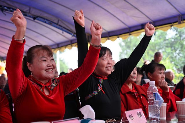图3  老人在庆重阳节目表演中高兴互动.JPG