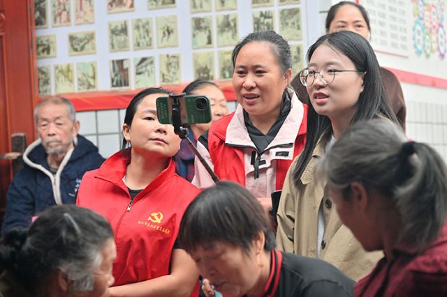 图4  志愿者现场直播，向远在他乡的亲人传递爱老温情。.JPG