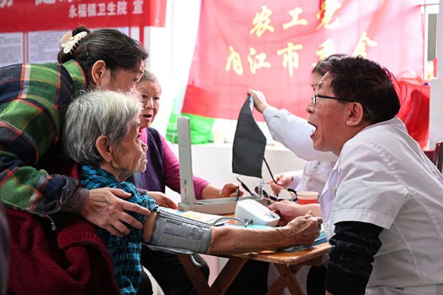 图5  医护人员现场开展重阳健康服务活动.JPG