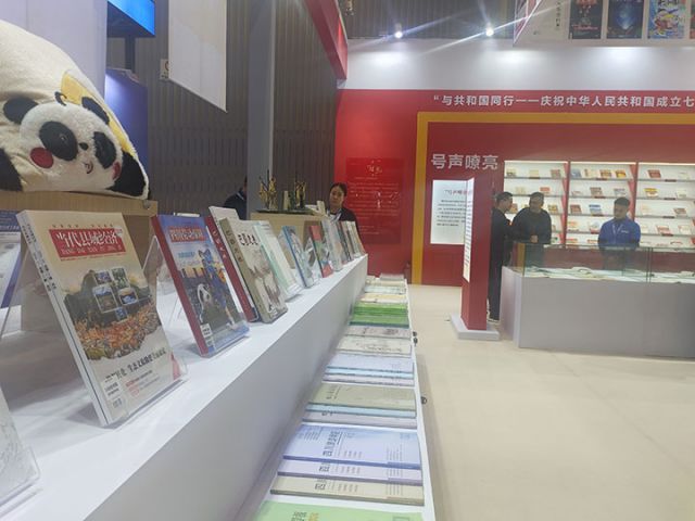 4　“2024天府书展”上的《当代县域经济》.jpg