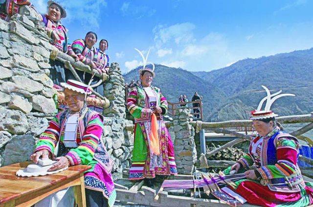 传统民族工艺（织腰带、擀毡帽）.jpg
