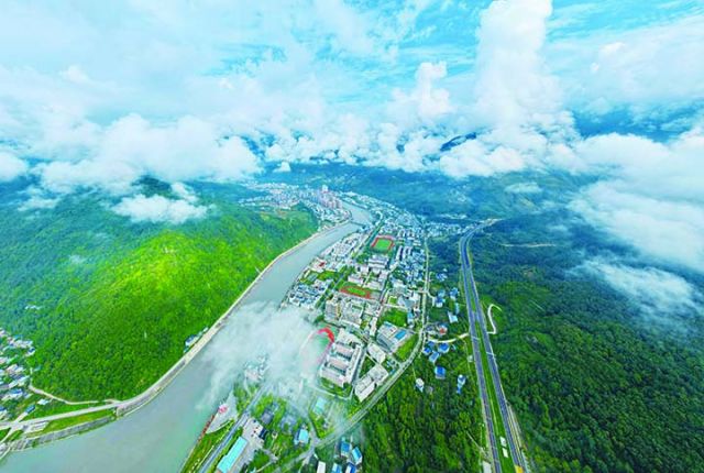 平武县城全景  胡宇 摄.jpg