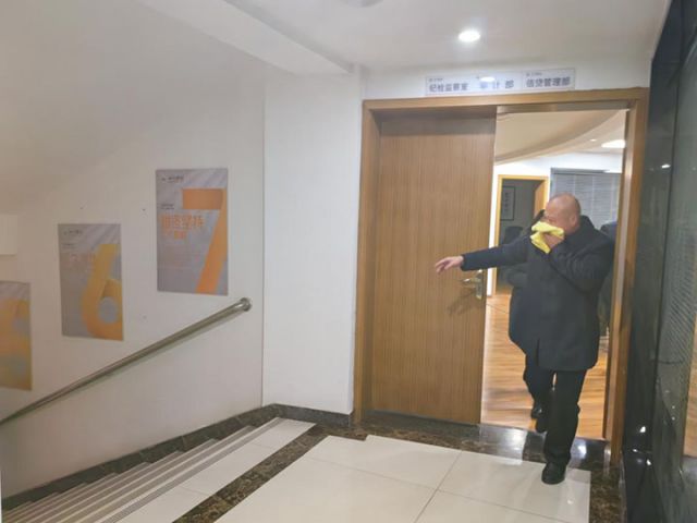 1员工通过消防通道迅速撤离.jpg
