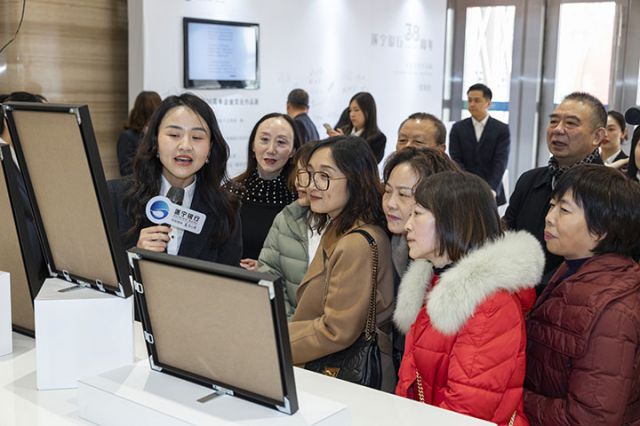 3参观企业文化作品展.JPG