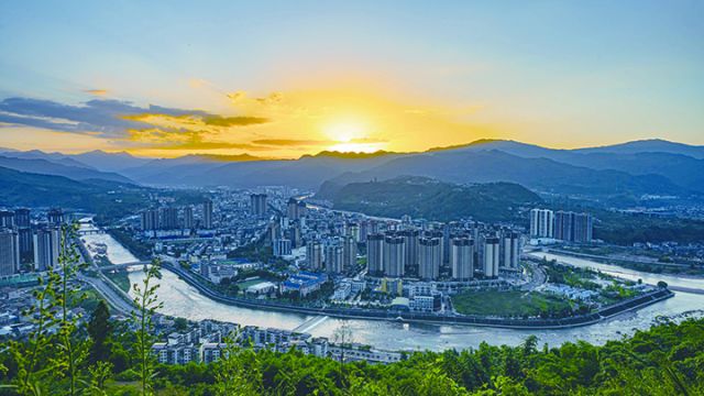 荥经县城全景.jpg