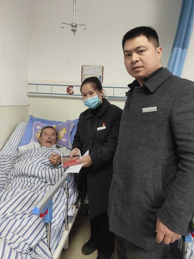 工作人员到医院为患病老人办理密码重置业务.jpg