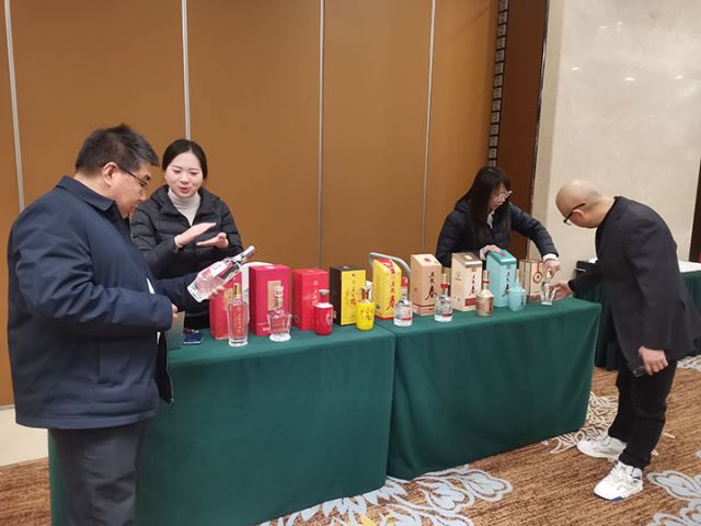 3工作人员向参会代表介绍产品.jpg