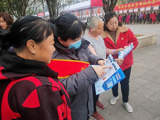 1向老年客户讲解普及金融知识.jpg