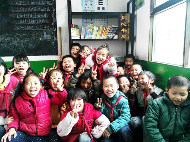 3)孩子们在玉林小学同心书屋内.jpg