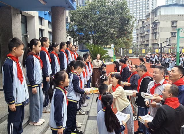 5)泸州实验小学 致公书院赠书活动.jpg