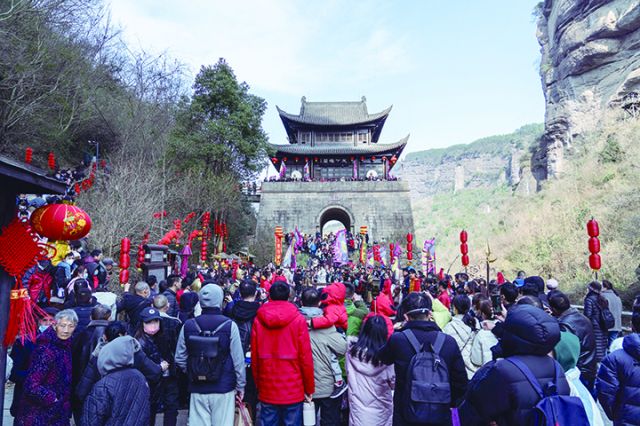 剑门关游人如织.jpg