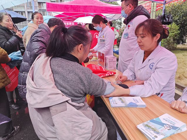 图2  义诊活动。周倩  摄.jpg