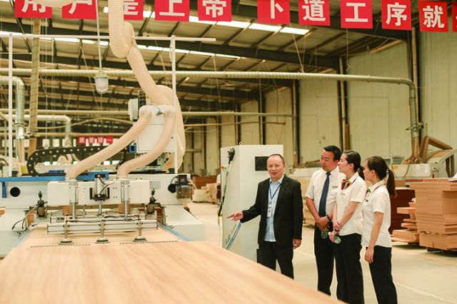 眉山农商银行员工深入企业了解融资需求.jpg