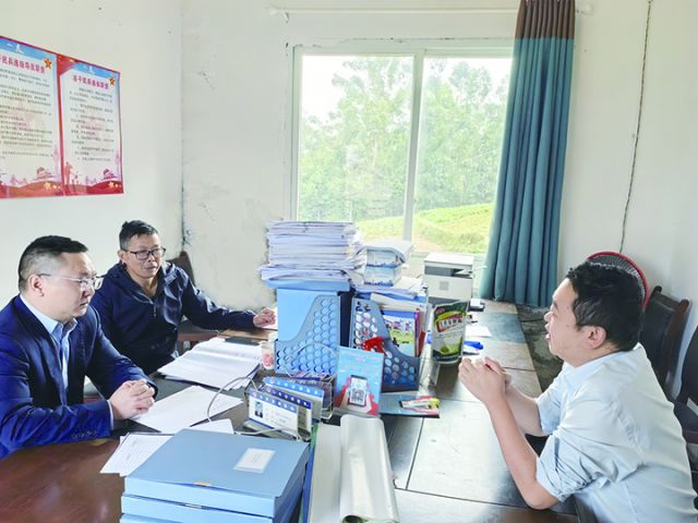 1与桐梓坪村支书沟通帮扶项目.jpg