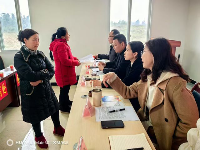 3接受群众对“社保信用贷”咨询.jpg