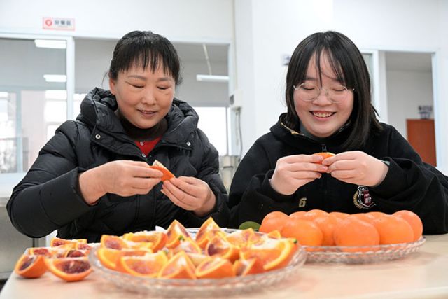 图4  城区某食堂员工正在品尝新鲜水果.JPG