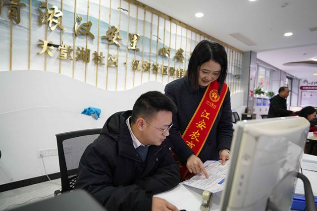 2江安农商银行向社区工作人员宣传金融知识.JPG