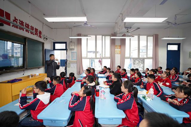 3江安农商银行到南城小学开展消保知识课堂.jpg