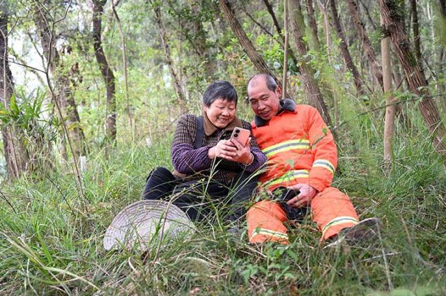 图3  夏开桂夫妻俩在巡山间隙坐在一起休息聊天.jpg