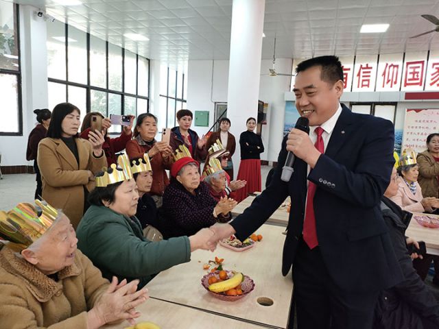 图2  亲切握手.jpg