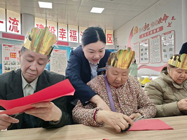 图7  指导老人剪纸.jpg