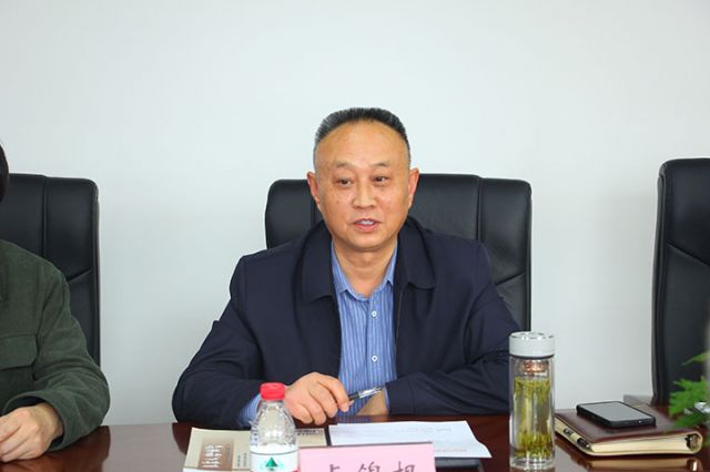2本刊执行主编、四川省县域经济学会监事卢锦根主持工作交流座谈会.JPG