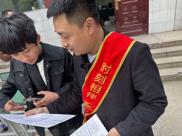 5遂宁银行总行营业部在遂宁应用高级技工校内开展征信宣传.jpg