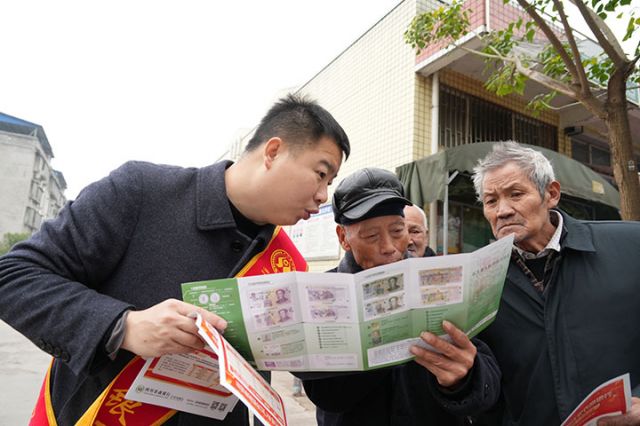 1向群众宣传人民币知识.jpg