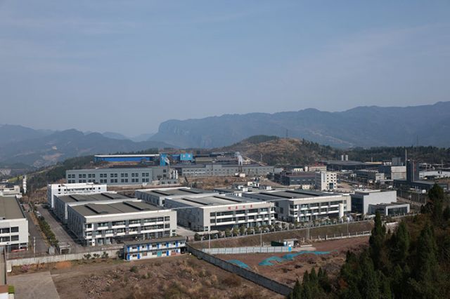 1群山掩映下的青川庄子工业园.JPG