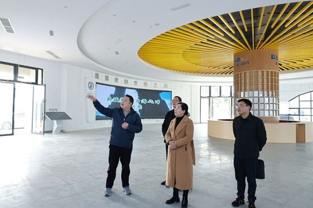 2记者一行参观青川庄子工业园展示区.JPG
